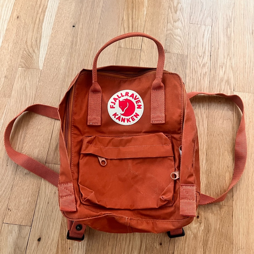mini rust colored fjallraven kanken